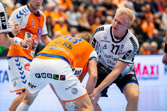 Kristianstads Olafur Gudmundsson och IFK Ystads Johan