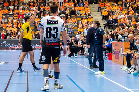 Kristianstads tränare Ljubomir Vranjes varnas av domare