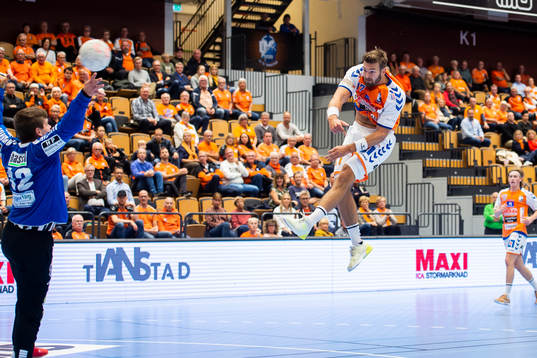 Kristianstads Helge Freiman och IFK Ystads målvakt Måns