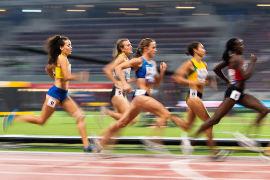 Yolanda Ngarambe of Sweden (L)