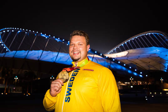 Daniel Ståhl of Sweden poses with his gold medal from