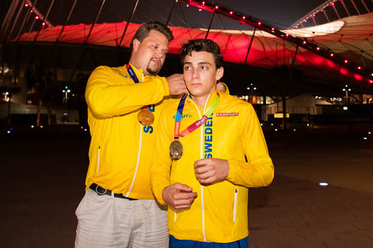 Daniel Ståhl of Sweden with his gold medal from men’s