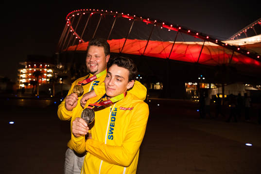Daniel Ståhl of Sweden poses with his gold medal from