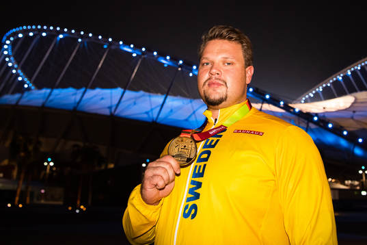 Daniel Ståhl of Sweden poses with his gold medal from