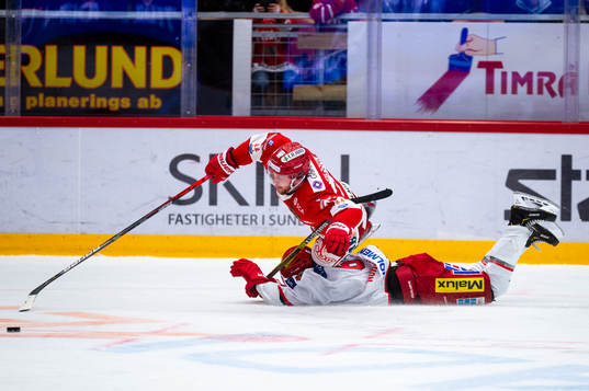 Modos Mattias Norlinder fäller Timrås Sebastian Ohlsson