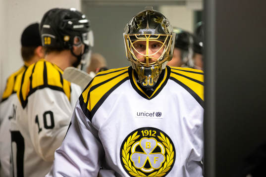 Brynäs målvakt Joacim Eriksson innan ishockeymatchen i