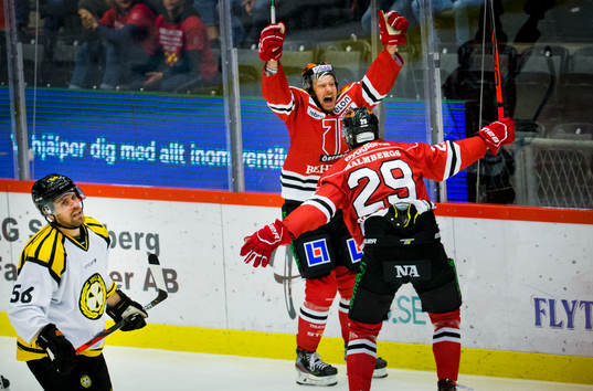 Örebros Marcus Weinstock jublar vid 2-0 med Ludvig