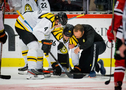 Brynäs Linus Ölund får hjälp av isen vid skada