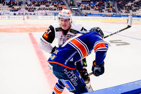 Malmö Redhawks Emil Sylvegård tacklar Växjös Martin