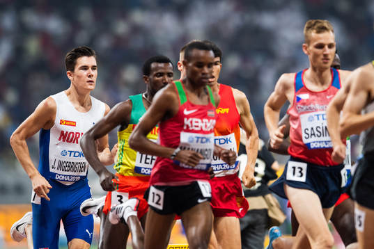 Jakob Ingebrigtsen of Norway (L)