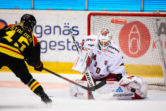 Modos målvakt Klara Peslarova räddar Brynäs Lara Stalder