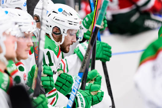 Rögles Mattias Sjögren på bänken