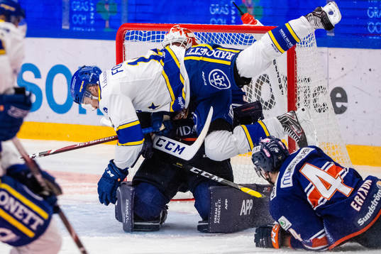 Leksands Jon Knuts och Växjös målvakt Viktor Fasth