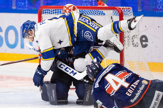 Leksands Fredrik Forsberg och Växjös målvakt Viktor Fasth