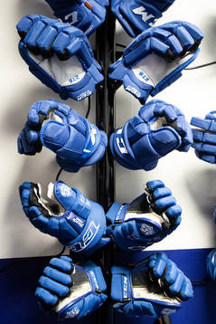 Handskar innan ishockeymatchen i SHL mellan Leksand och
