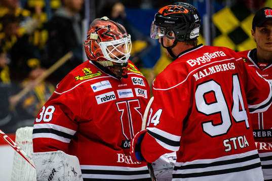 Örebros målvakt Dominik Furch  och Ryan Stoa jublar