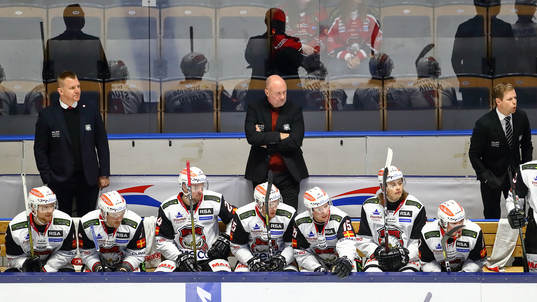 Malmö Redhawks bås med tränare Peter Andersson