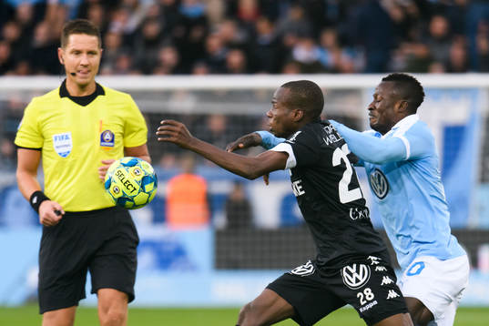 IFK Göteborgs Alhassan Yusuf Abdullahi i kamp om bollen