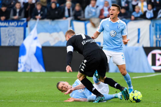 IFK Göteborgs Sebastian Eriksson reagerar mot Malmö FFs