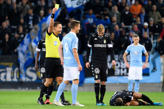 Malmö FFs Markus Rosenberg får gult kort, och IFK
