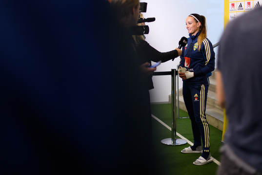 Sveriges Kosovare Asllani blir intervjuad