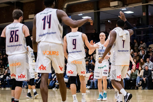Luleås Daniel Eliasson jublar med lagkamrater