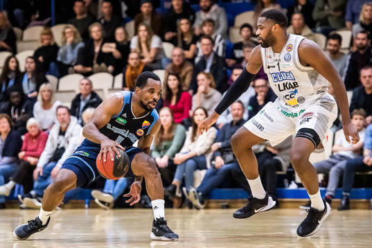 Djurgårdens Derrick Wilson och Luleås Quinton Upshur