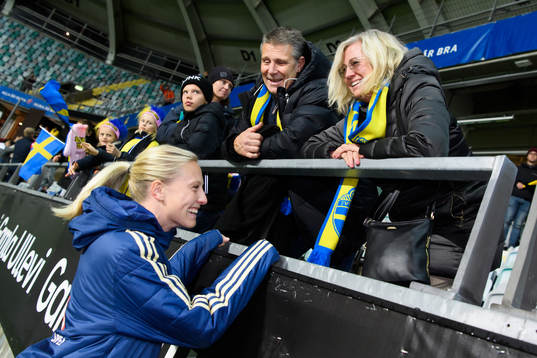 Rebecka Blomqvist of Sweden with her father and mother