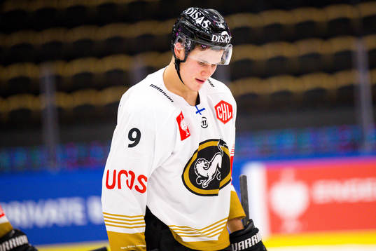 Jesse Puljujärvi  of Kärpät looks dejected