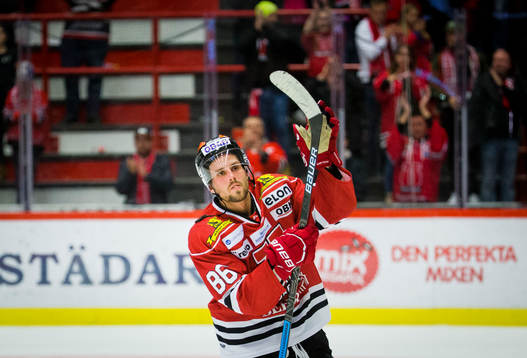Örebros Mathias Bromé jublar framför fansen