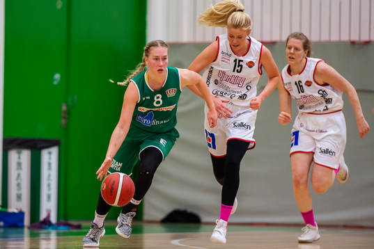 IK Eos Louise Noaksson jagas av Uppsalas Louise Skyttevall