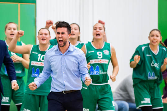 IK Eos Head Coach Kevin Taylor-Lundgren jublar