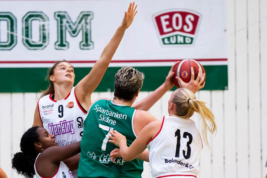 IK Eos Dubravka Dacic och Uppsalas +u9+under matchen i SBL