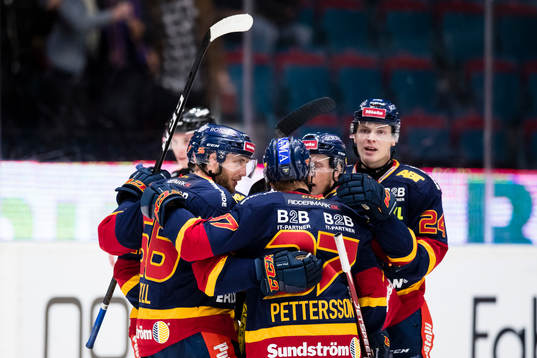 Djurgårdens Robin Norell (v) firar 2-0 målet med