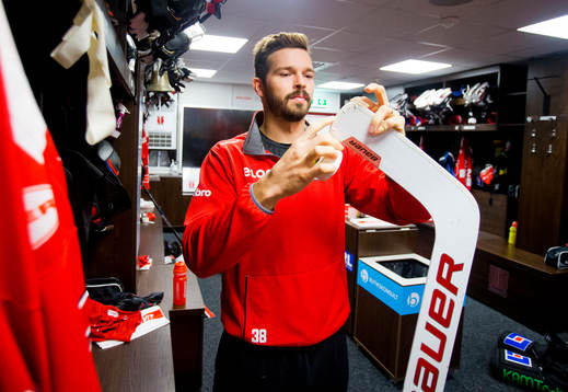 Örebros målvakt Dominik Furch tejpar klubban i