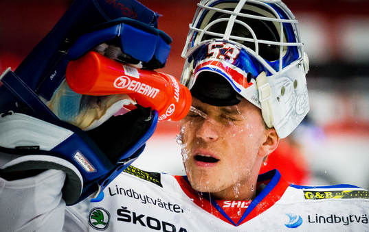 Oskarshamns målvakt Fredrik Pettersson-Wentzel sprutar