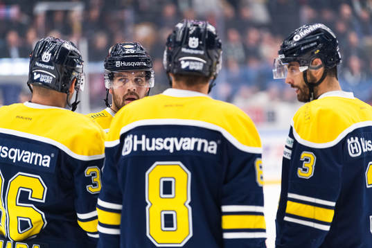s Axel Holmström diskuterar med Anthony Camara, Nils