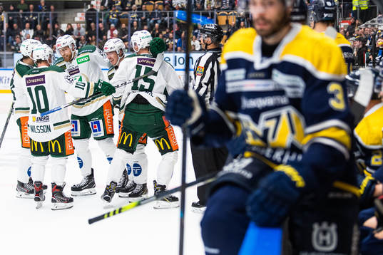 Färjestads Gustav Rydahl jublar med lagkamrater