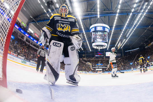 s målvakt Jonas Gunnarsson deppar
