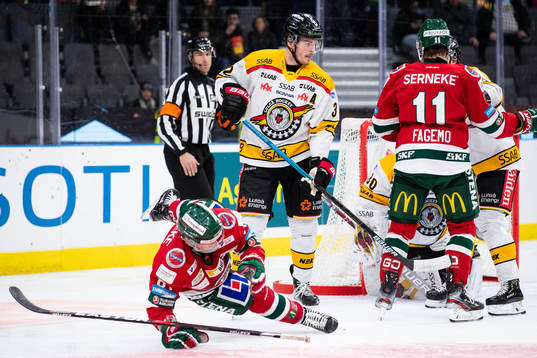 Luleås Oscar Engsund tacklar Frölundas Ryan Lasch