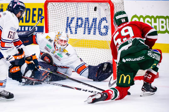 Frölundas Simon Hjalmarsson gör Växjös målvakt Viktor