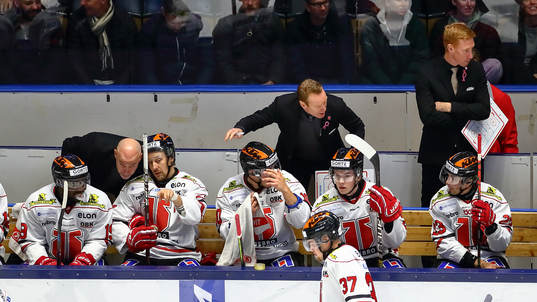Örebros bås med tränare Niklas Eriksson
