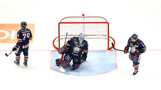 Linköpings Patrik Lundh, målvakt Jonas Gustavsson och