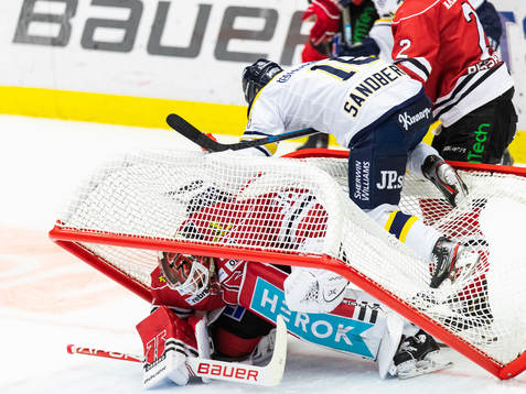 s Filip Sandberg över målvakt Dominik Furch