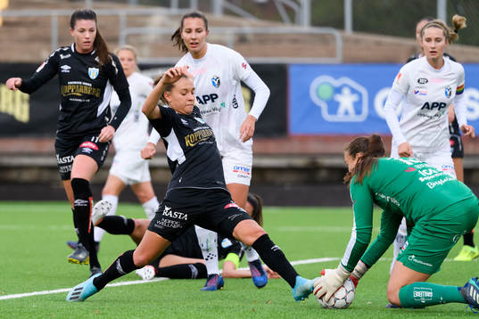 Göteborgs Julia Zigiotti Olme framför Växjös målvakt