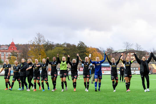 Göteborgs spelare tackar publiken