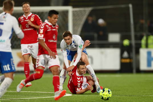 IFK Norrköpings Simon Thern på Kalmars Piotr Johansson