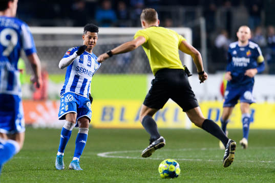 IFK Göteborgs Tobias Sana skjuter bollen på domaren