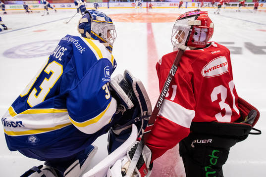 Leksands målvakt Axel Brage och Örebros målvakt Jonas
