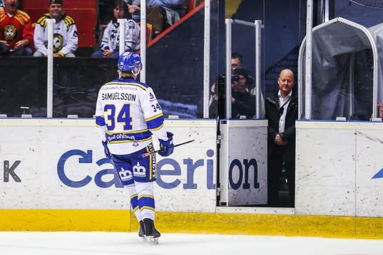 Leksands Philip Samuelsson tilldelas ett matchstraff och